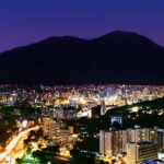 Caracas de noche con silueta del Avila de fondo