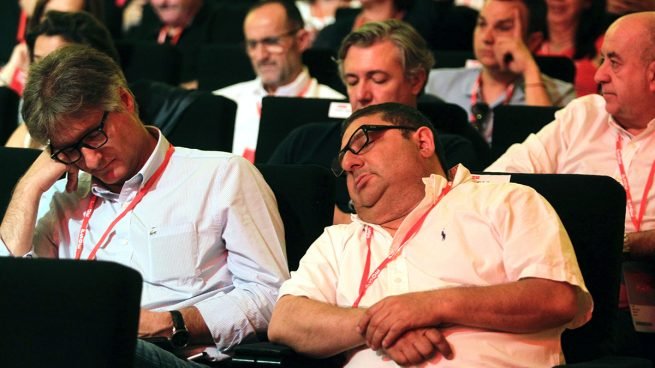 Público se duerme en plena conferencia con mal orador.