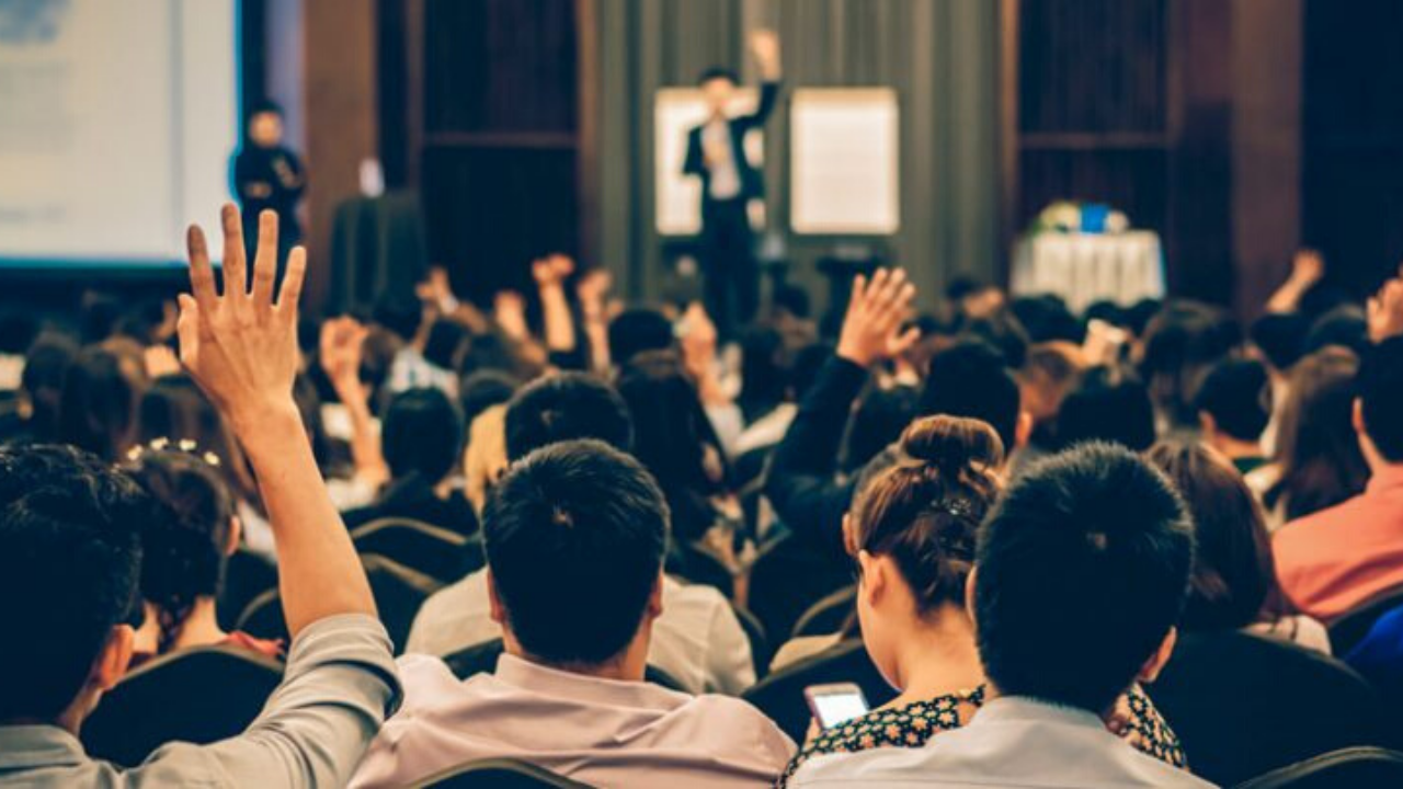 la oratoria tiene sus beneficios, de ello tienen que estar conscientes quienes se dirigen  un público