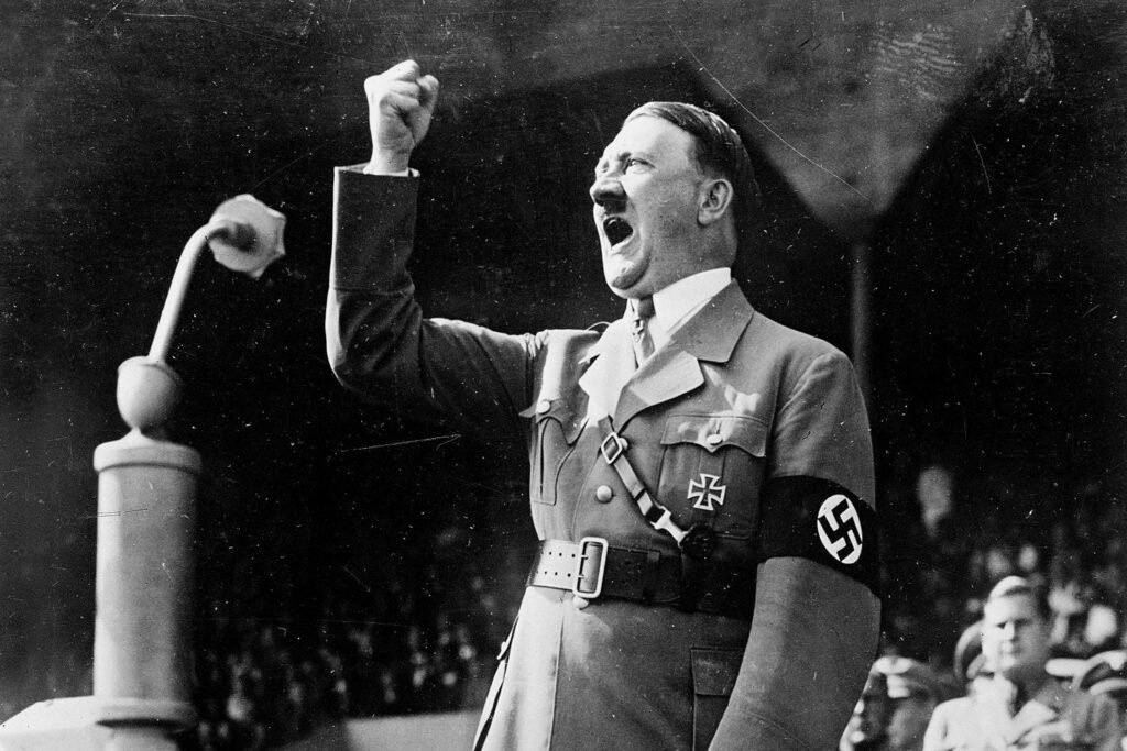Adolf Hitler en su rol de orador arenga al partido, a los militares y al pueblo