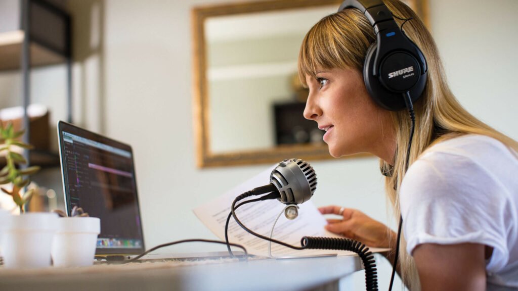 muchacha interviniendo en un podcast