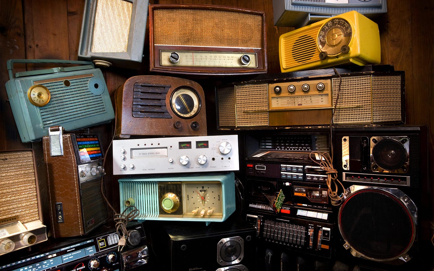 La radio es accesible para una amplia audiencia.