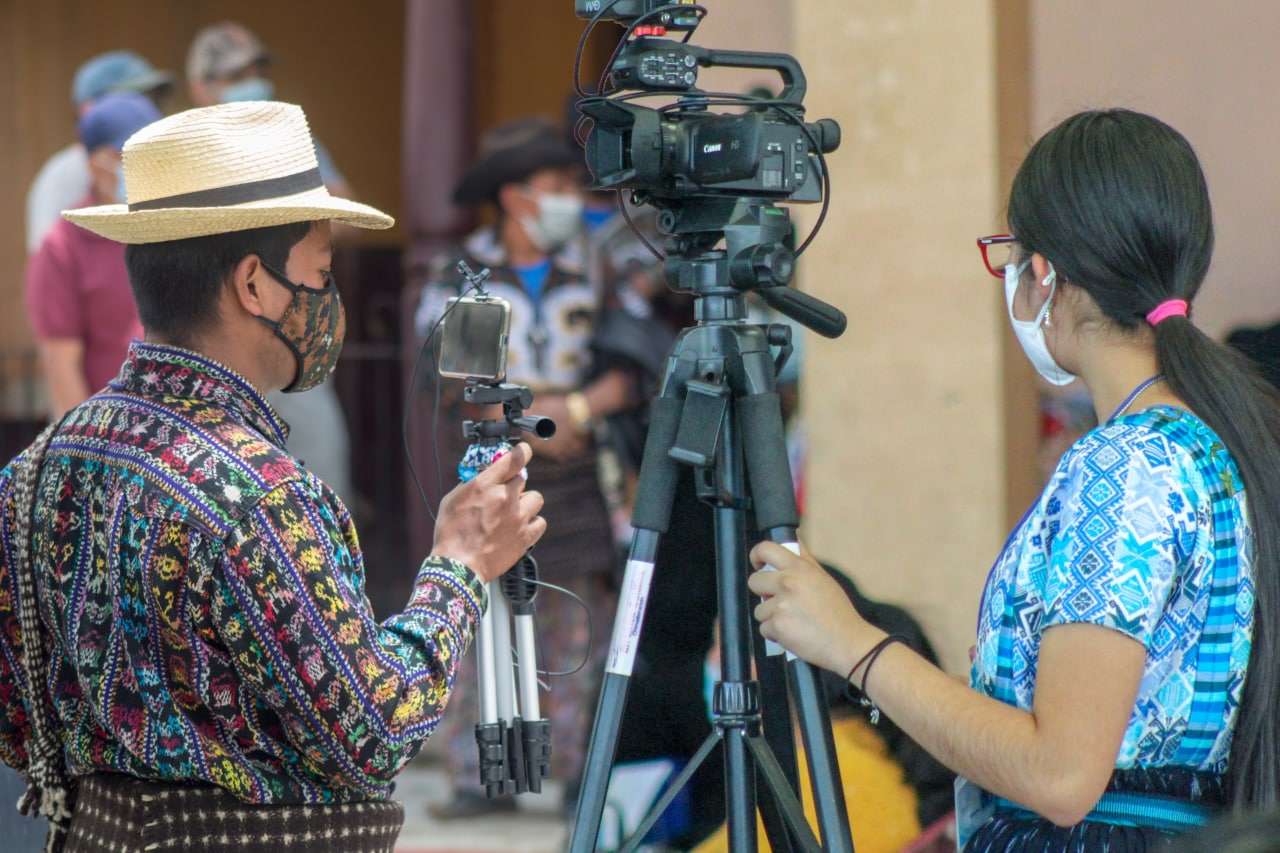 El periodismo comunitario se enfoca en la comunidad como fuente de noticias. 