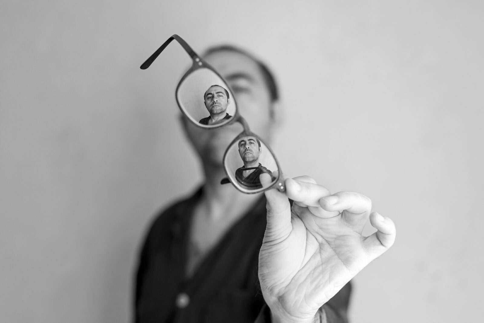 El autorretrato de firma tiene como uno de sus beneficios principales que permite al fotógrafo capturar su propia imagen de manera única.