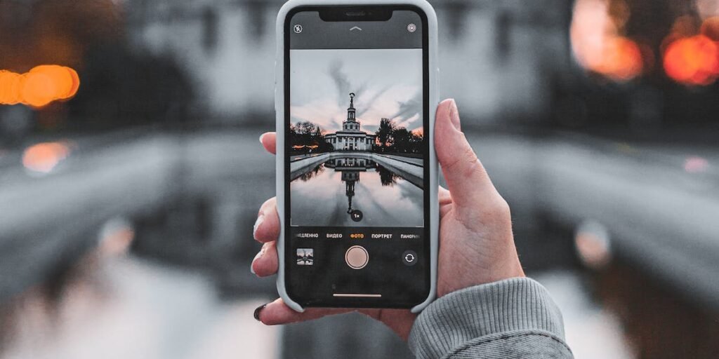 Para utilizar la función de panorama, simplemente abre la aplicación de la cámara de tu celular y busca el icono de panorama. 