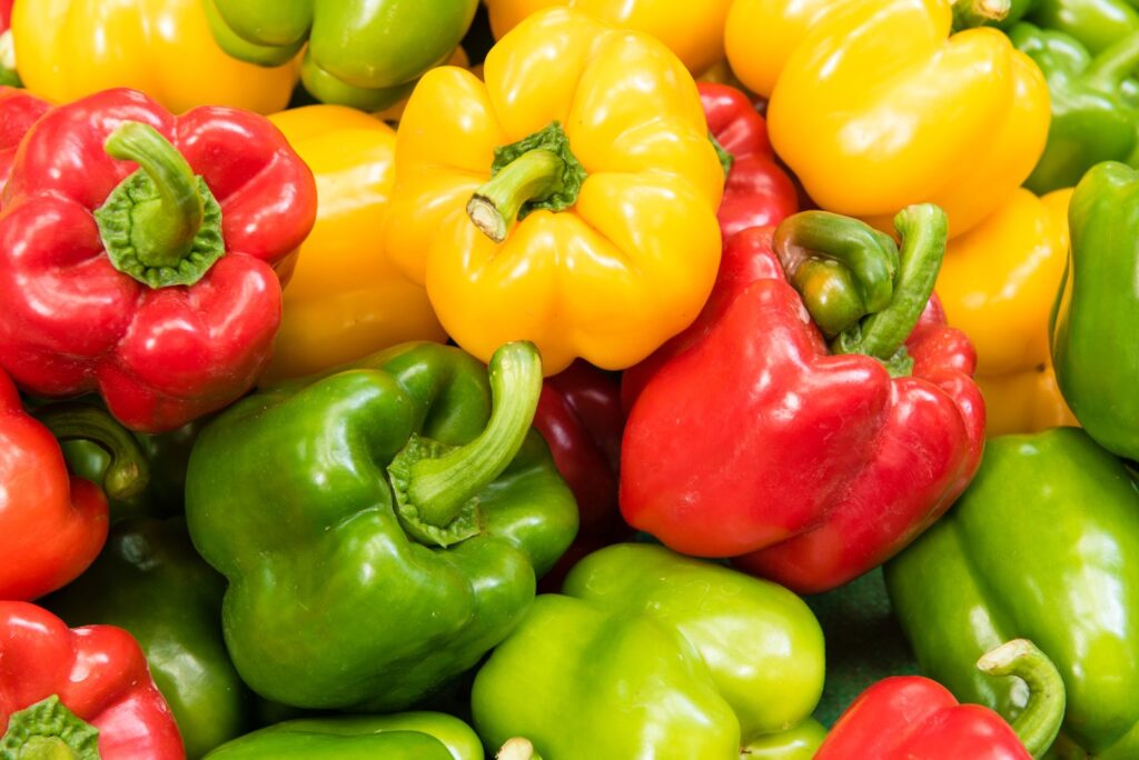 Los pimientos son una excelente fuente de vitamina C y antioxidantes. Además, son alimentos ricos en fibra y enfolatos.